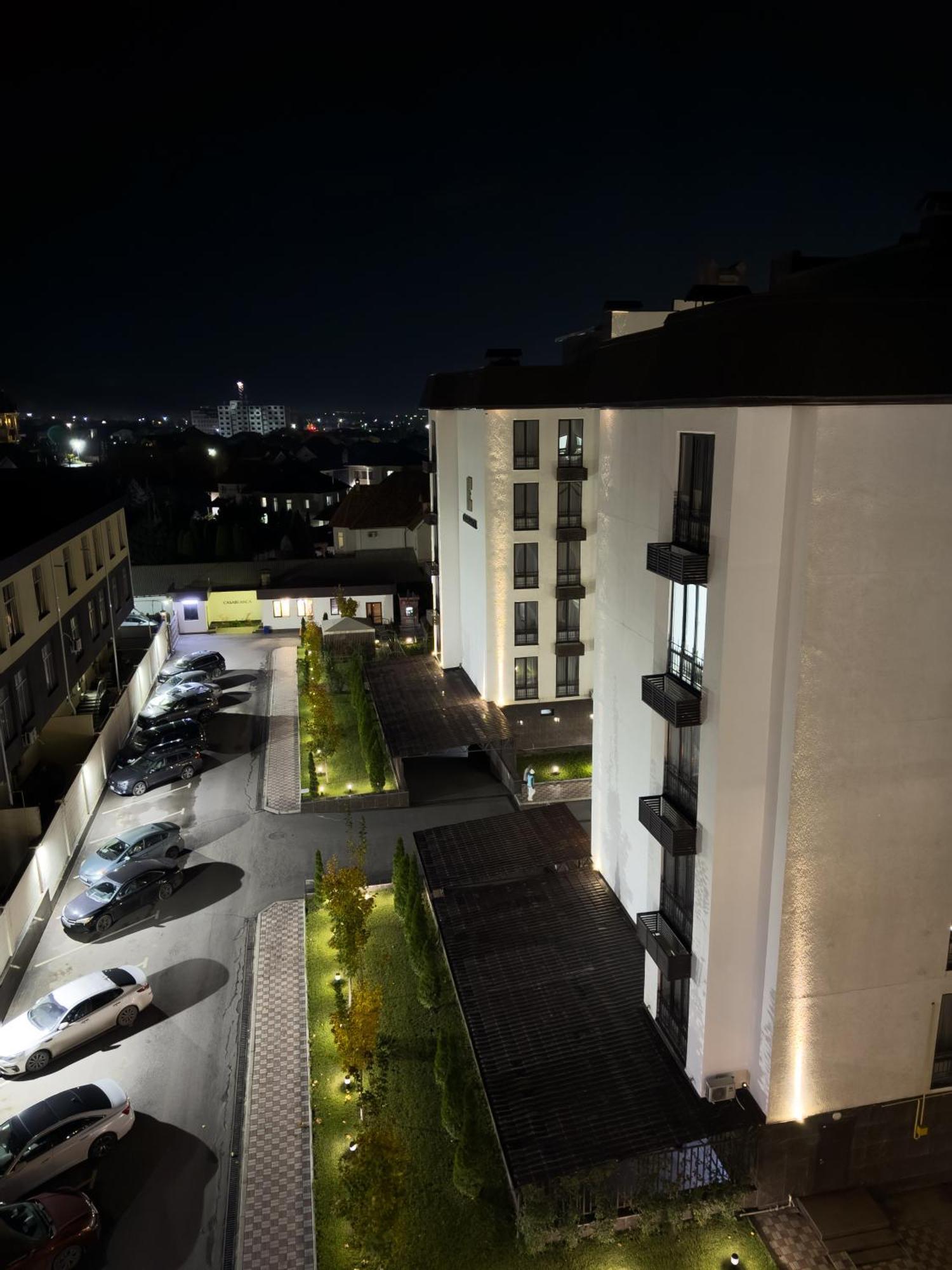 Casablanca Apart Hotel Bisjkek Buitenkant foto